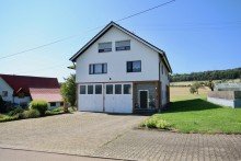 Au�enansicht Zweifamilienhaus mit gro�er Garagenhalle in traumhafter Naturlage