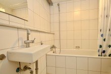 MFH B�ro Vier Geb�ude mit ca. 432 m�  Wfl., 6 Wohnungen und zwei Lagerhallen mitten in V�hringen