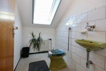 DG WC Zweifamilienhaus mit gro�er Garagenhalle in traumhafter Naturlage