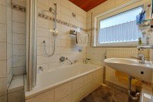 Tageslichtbad Wohnung OG Massives Zweifamilienhaus im Herzen von Erbach/Dellmensingen mit 2 Grundst�cken.