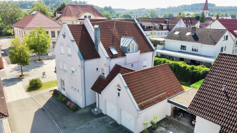Au�enansicht mit gro�er Doppelgarage Mehrfamilienhaus Allmendingen