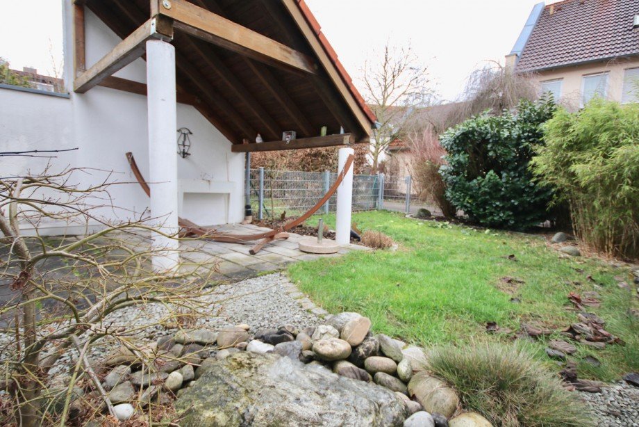 Garten mit Springbrunnen und �berdachter Freisitz Reihenmittelhaus Ulm