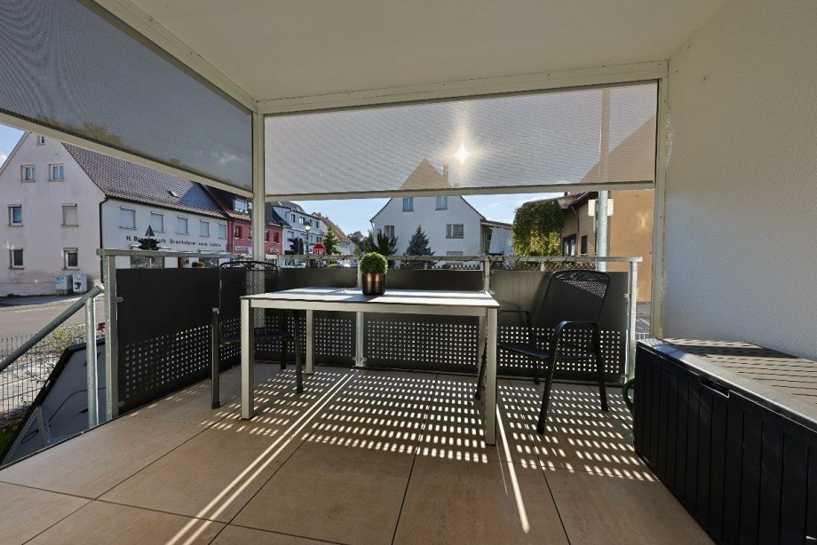 Sonnenbalkon mit Senkrechtmarkisen Wohnung Langenau