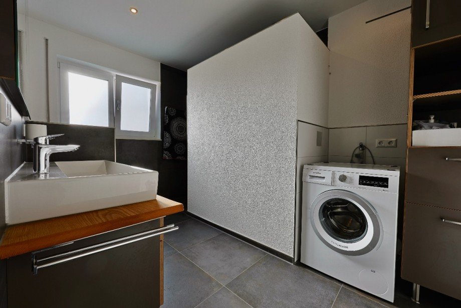 Tageslichtbad mit bodentiefer gro�er Dusche Wohnung Langenau