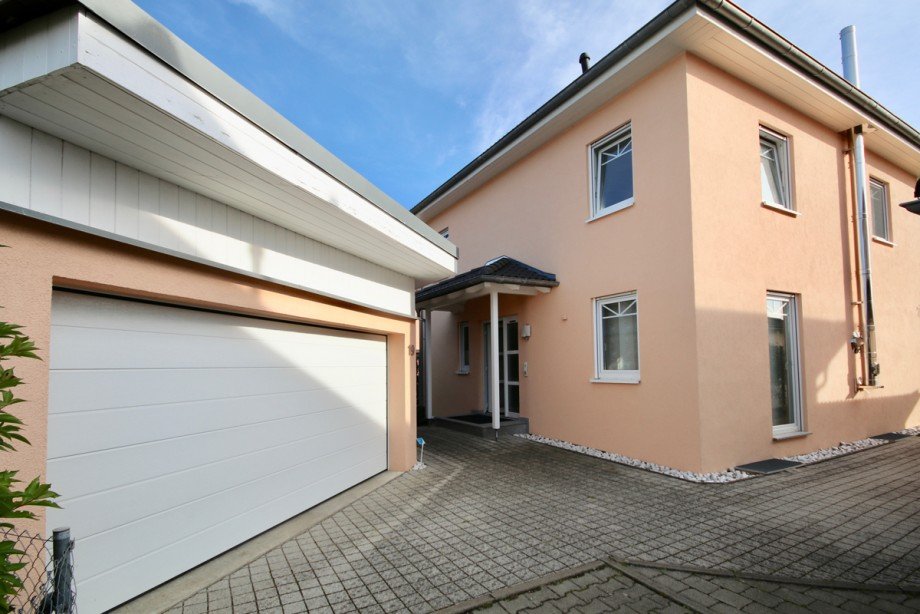 Doppelgarage links, zus�tzlicher Stellplatz rechts Einfamilienhaus V�hringen