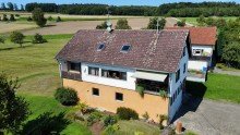 Au�enansicht Zweifamilienhaus mit gro�er Garagenhalle in traumhafter Naturlage