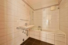 Wohnung OG Gepflegtes Dreifamilienhaus zur Kapitalanlage oder Selbstbezug in Erbach/Dellmensingen