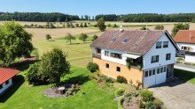 Au�enansicht Zweifamilienhaus mit gro�er Garagenhalle in traumhafter Naturlage