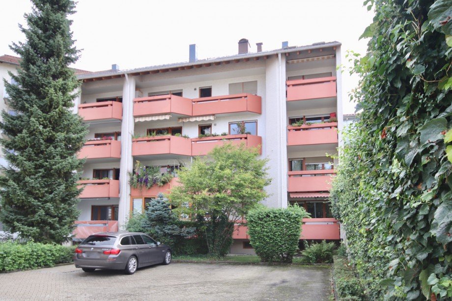 Au�enansicht mit Stellplatz Etagenwohnung Neu-Ulm