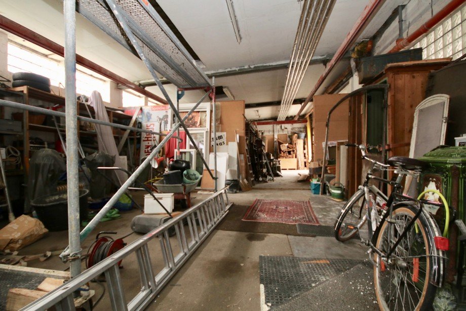 Lagerhalle links Mehrfamilienhaus V�hringen