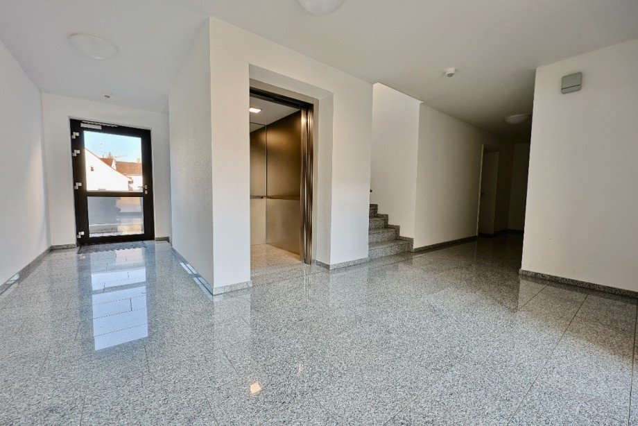 Treppenhaus mit Aufzug Wohnung Langenau