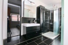 MFH  Wohnung OG Vier Geb�ude mit ca. 432 m�  Wfl., 6 Wohnungen und zwei Lagerhallen mitten in V�hringen