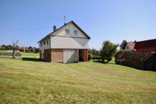 Au�enansicht Zweifamilienhaus mit gro�er Garagenhalle in traumhafter Naturlage