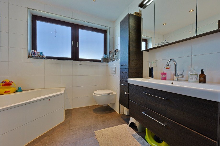 Tageslichtbad mit Dusche und Wanne im EG Einfamilienhaus Erbach