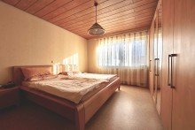 Schlafzimmer Wohnung OG Massives Zweifamilienhaus im Herzen von Erbach/Dellmensingen mit 2 Grundst�cken.