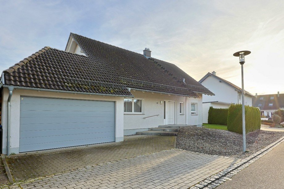Stra�enansicht mit Garage Einfamilienhaus Erbach