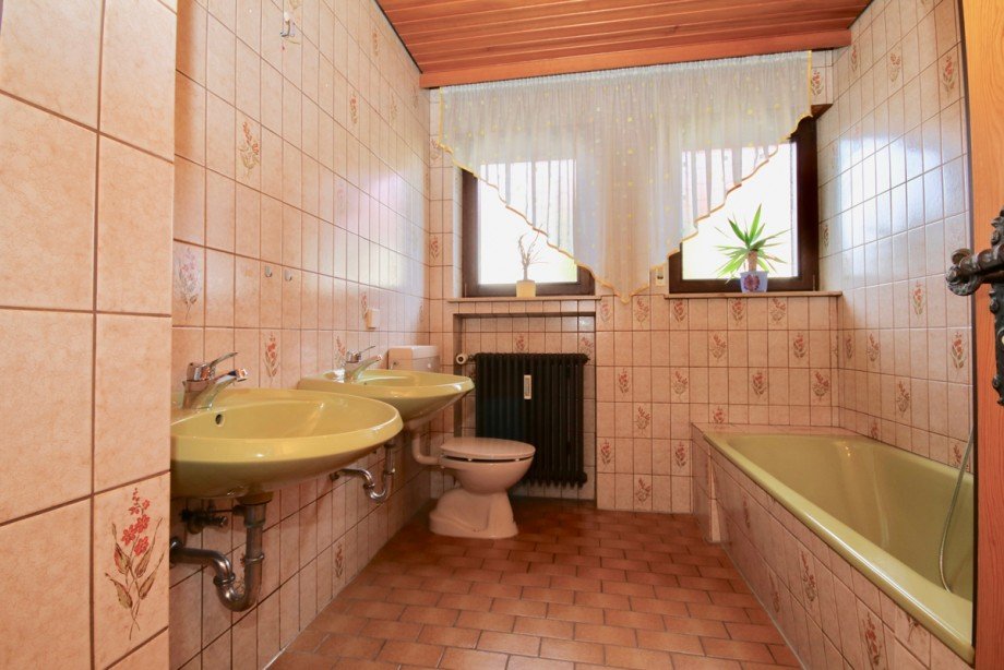 Bad EG Zweifamilienhaus Erbach