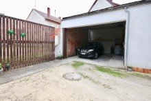 Garage rechts Vier Geb�ude mit ca. 432 m�  Wfl., 6 Wohnungen und zwei Lagerhallen mitten in V�hringen