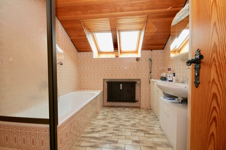 Bad DG Zweifamilienhaus Erbach