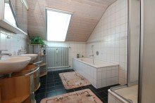 DG Tageslichtbad Zweifamilienhaus mit gro�er Garagenhalle in traumhafter Naturlage