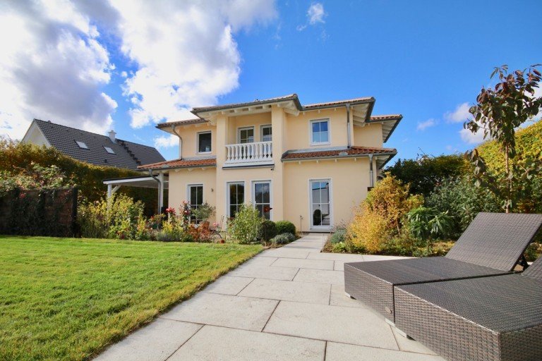 Au�enansicht Nerenstetten Einfamilienhaus Mediterrane Villa in Ortsrandlage auf gro�em Grundst�ck mit Pool und Sommerk�che ....