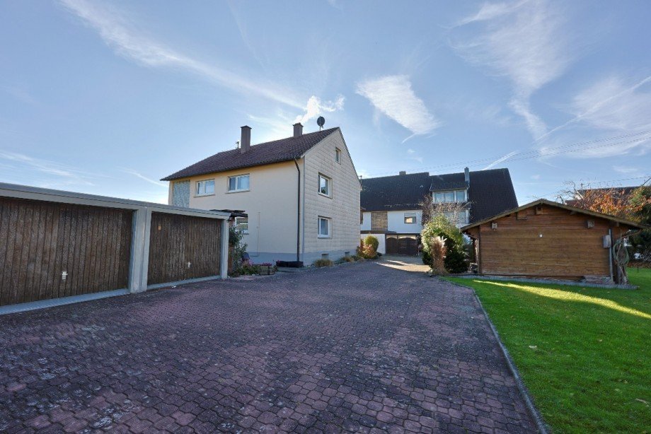 drei Garagen inklusive Zweifamilienhaus Erbach