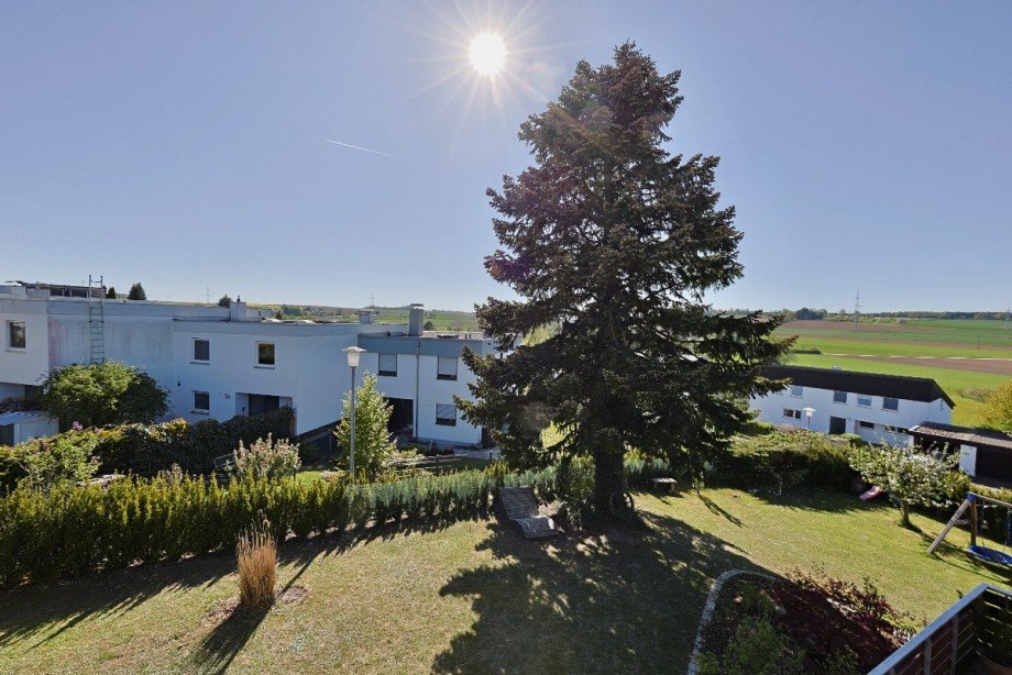 Blick in den Garten mit Aussicht Einfamilienhaus Erbach
