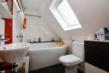MFH  Wohnung DG Vier Geb�ude mit ca. 432 m�  Wfl., 6 Wohnungen und zwei Lagerhallen mitten in V�hringen