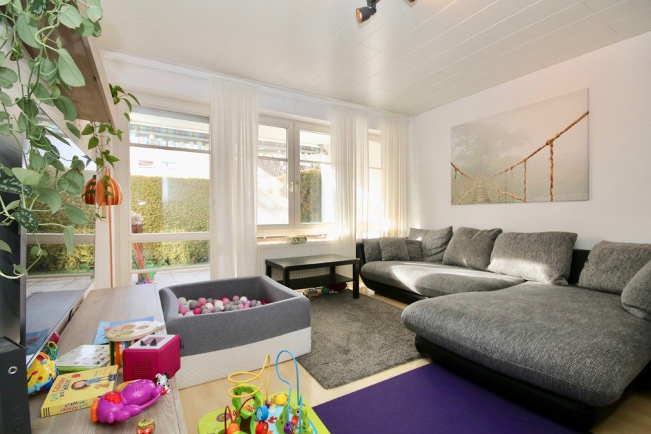 Wohnzimmer mit Zugang auf Terrasse und Garten Wohnung V�hringen