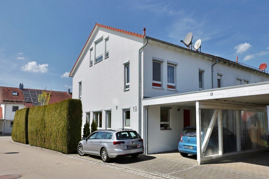 Eingangsseite mit Carport und Stellplatz Reiheneckhaus Erbach