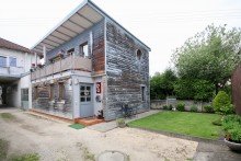 3-Zimmer-Haus Vier Geb�ude mit ca. 432 m�  Wfl., 6 Wohnungen und zwei Lagerhallen mitten in V�hringen