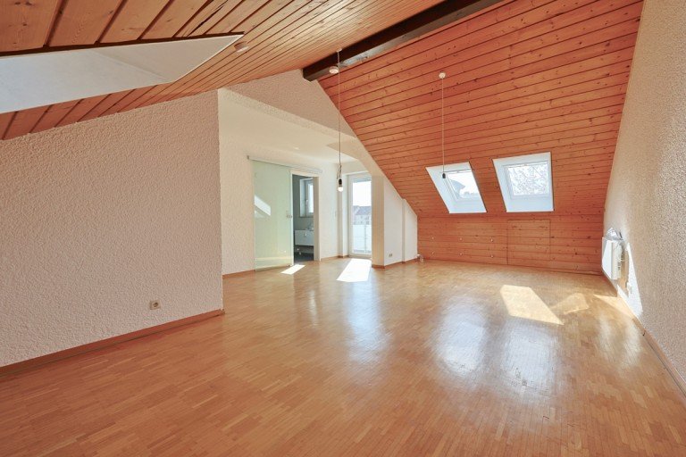 Wohn-/Schlafbereich Ulm Dachgeschosswohnung H�bsches Appartement mit Balkon in ruhiger Lage von Wiblingen