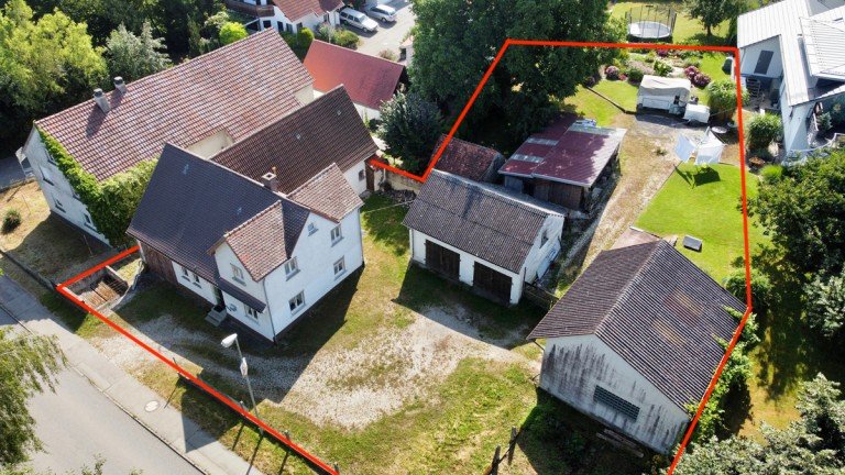 Luftaufnahme Grundst�ck mit Haus und Nebengeb�uden Ulm Bauernhaus Gro�es Grundst�ck mit ca. 1.400 m� mit �lterem Bauernhaus und Nebengeb�uden