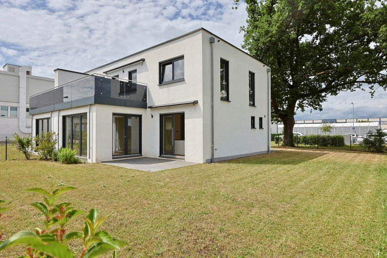 Au�enansicht und Garten Illertissen Doppelhaush�lfte Neuwertige Doppelhaush�lfte mit gro�em Grundst�ck