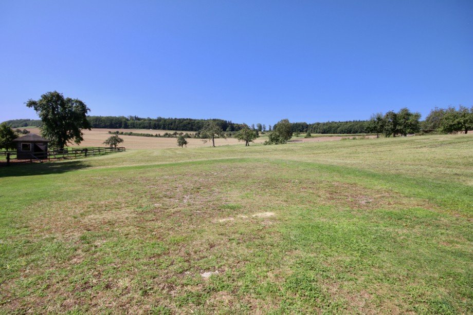 Blick �ber Wiesen und Felder - herrliche Ortsrandlage Zweifamilienhaus Blaubeuren
