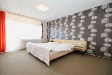 OG Schlafzimmer Zweifamilienhaus mit gro�er Garagenhalle in traumhafter Naturlage