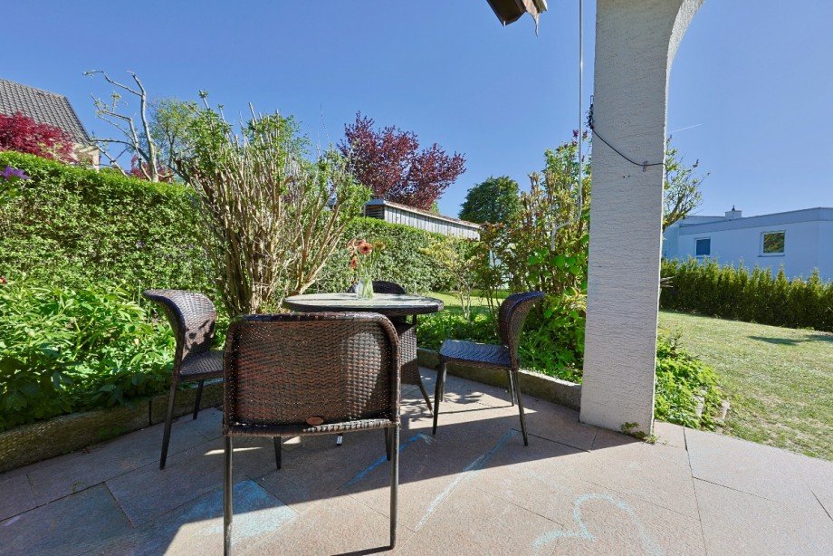 zweite Terrasse beim Essbereich Einfamilienhaus Erbach