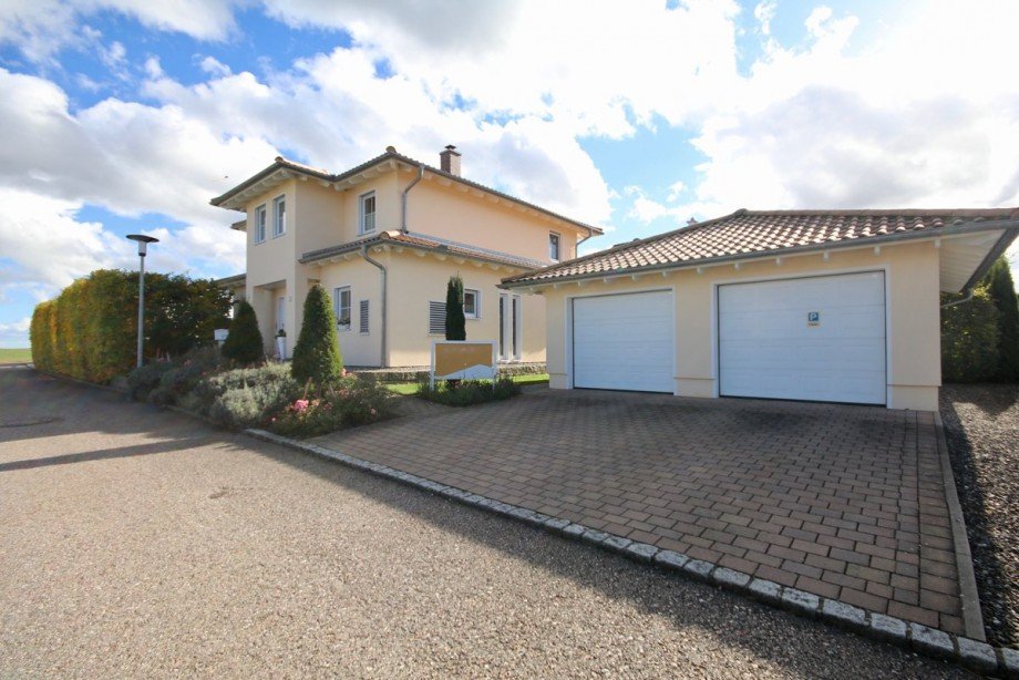 Au�enansicht mit Garagen Einfamilienhaus Nerenstetten
