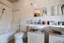 3-Zimmer-Haus Vier Geb�ude mit ca. 432 m�  Wfl., 6 Wohnungen und zwei Lagerhallen mitten in V�hringen