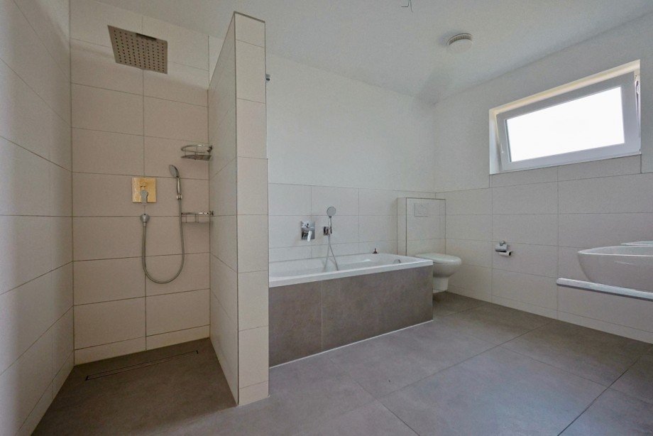 Tageslichtbad Doppelhaush�lfte Illertissen